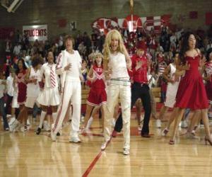 пазл Габриэлла Монтес (Vanessa Hudgens) Троя Болтона (Зак Эфрон), Райан Эванс (Lucas Grabeel), Sharpay Эванс (Ashley Tisdale) танцуют и поют